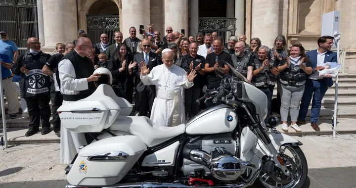 La BMW firmata dal Papa diventa simbolo di solidarietà mondiale