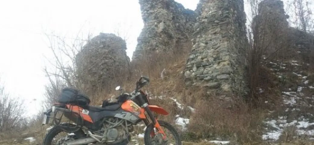 Foto del giorno: KTM 690 Enduro sulle nevi della Romania