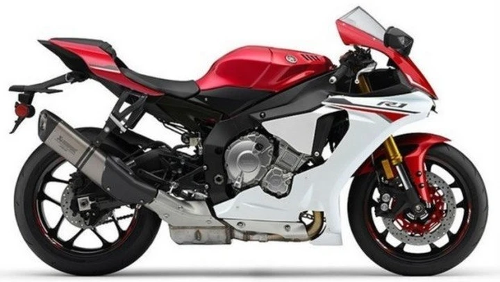 Yamaha YZF-R1 2015: scarico più lungo in Giappone
