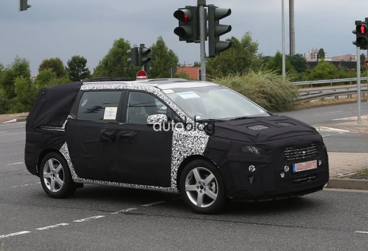Kia Carnival 2014: foto spia