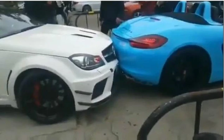 Scatto al rovescio con la Porsche ed è crash [Video]