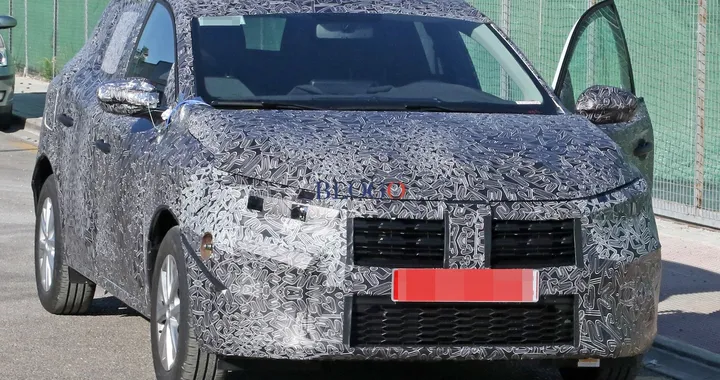 Dacia Sandero: foto spia della terza generazione