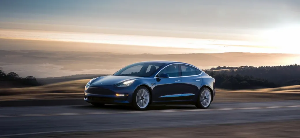 Tesla Model 3: sostituite batterie, sedili e fari