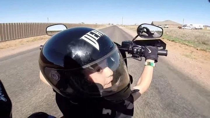 Video Epic Win: Bimbo di 6 anni guida una Harley nel deserto