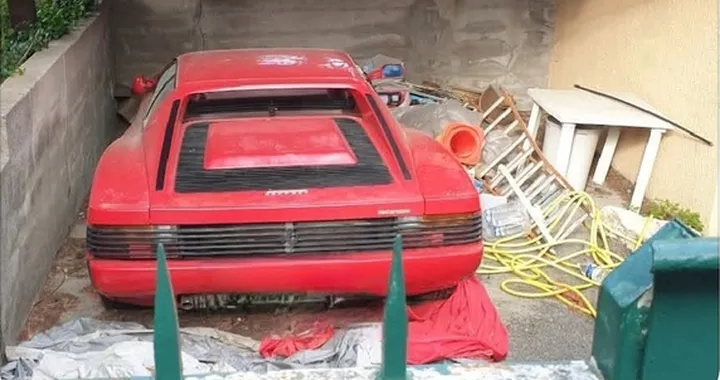 Ferrari Testarossa abbandonata: potrebbe essere ferma da oltre 26 anni