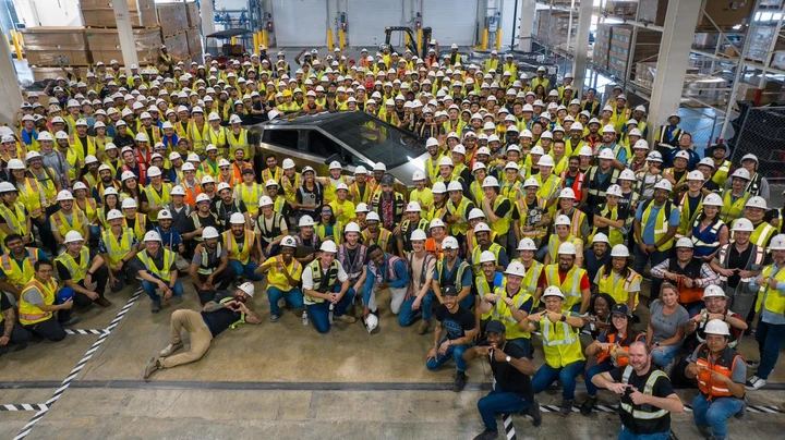 Tesla Cybertruck: finalmente è stato prodotto il primo esemplare [FOTO]