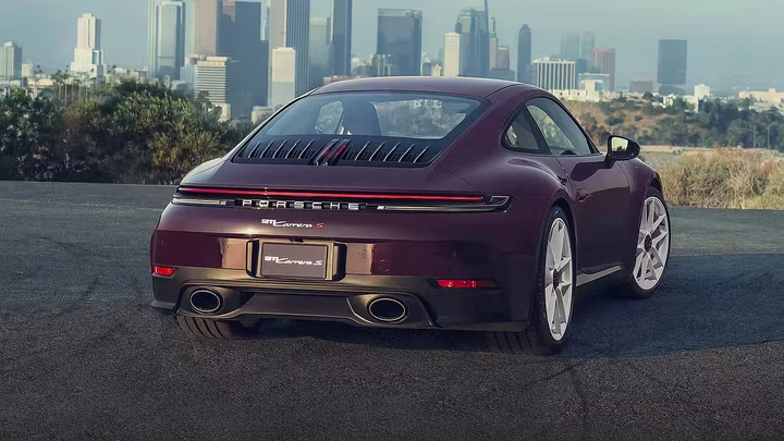 Porsche 911 Carrera S, torna il cambio manuale: lo hanno chiesto i clienti