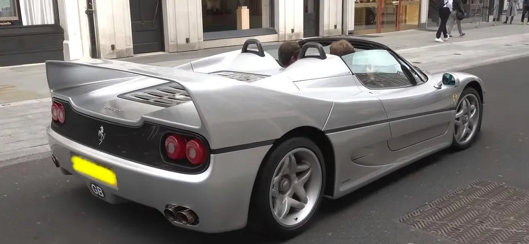 Ferrari F50: il suo V12 si scatena a Londra [Video]