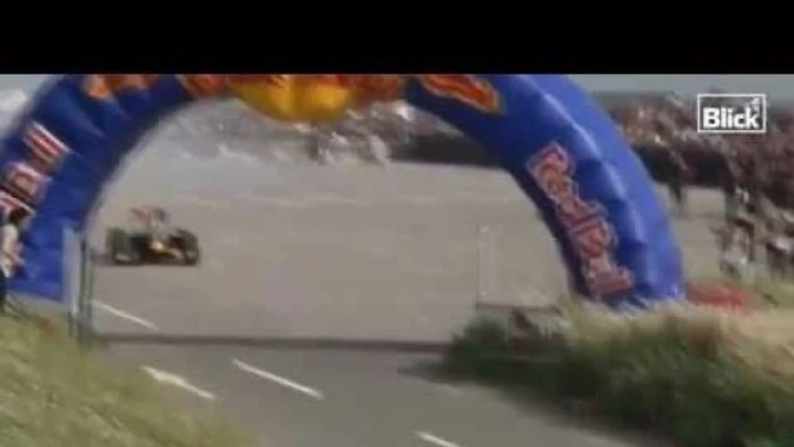 Video: Sebastien Buemi investe uno spettatore con la F1 Red Bull