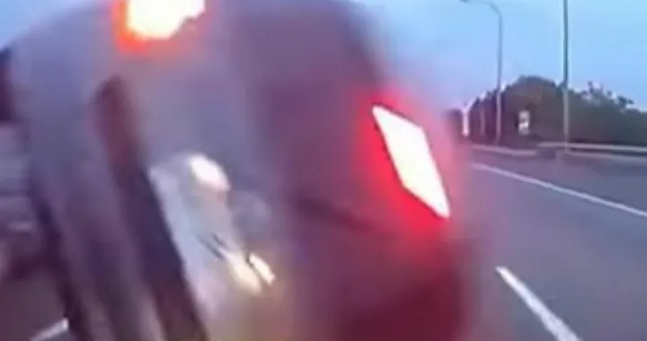 Incidente con ribaltamento in autostrada [Video]