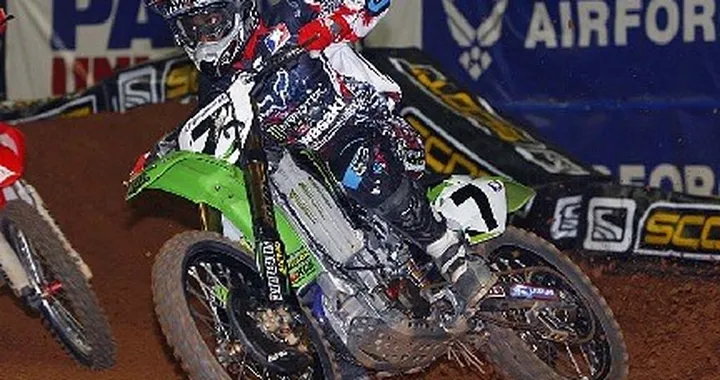 Stewart si impone ad Indianapolis