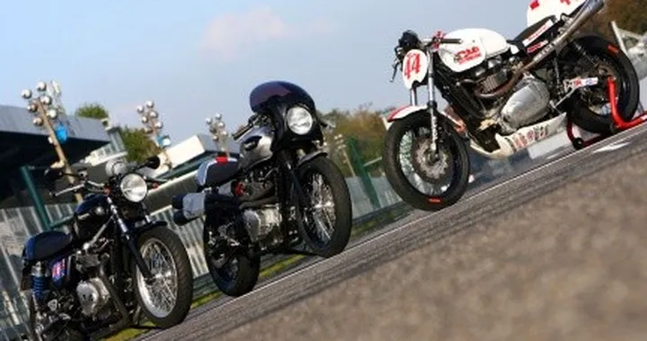 Triumph Thruxton Special in pista a Monza