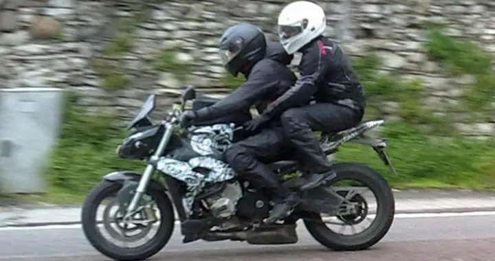 Avvistata la versione 'Streetfighter' della BMW S1000RR