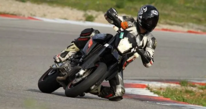 Scatto in Corsa: KTM Supermoto ad Alés