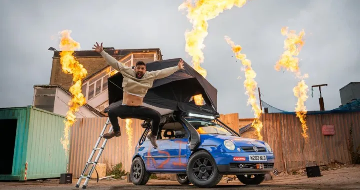 Una vecchia Volkswagen Lupo diventa un fuoristrada coraggioso