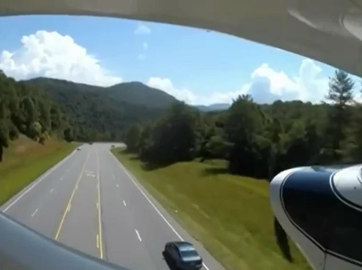 Aereo atterra in autostrada: manovra perfetta senza danni! [Video]