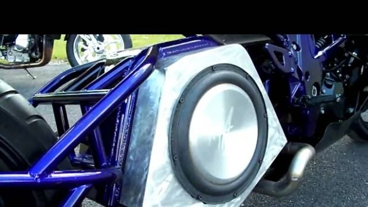 Woofer incassato nel forcellone di una Suzuki TL1000S