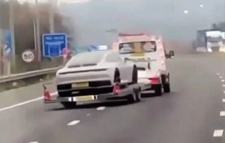 Se una Porsche 911 fa il pendolo... su un rimorchio [Video]