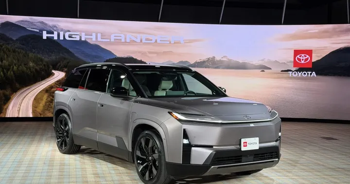 Toyota svela il nuovo Highlander EV, tre file e 515 km di autonomia