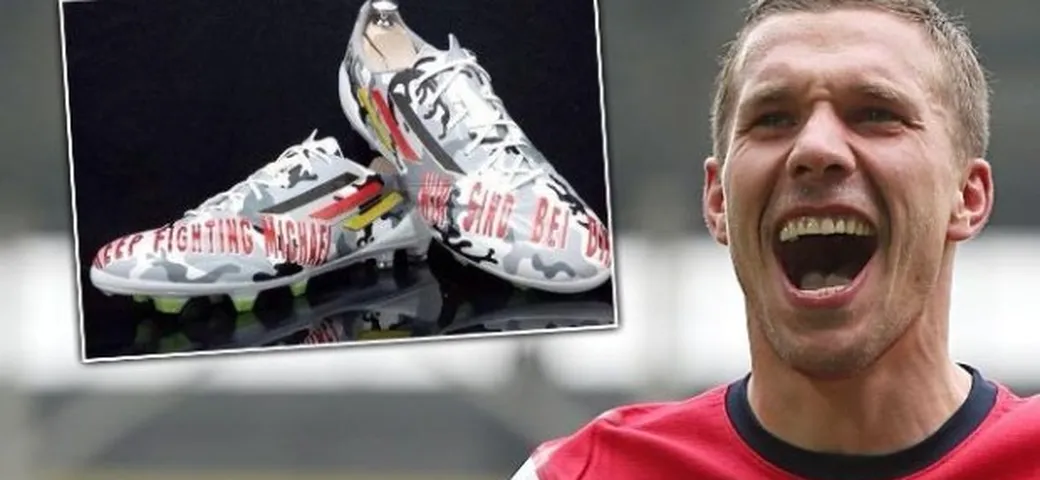 Michael Schumacher: l'incoraggiamento è sugli scarpini di Lukas Podolski