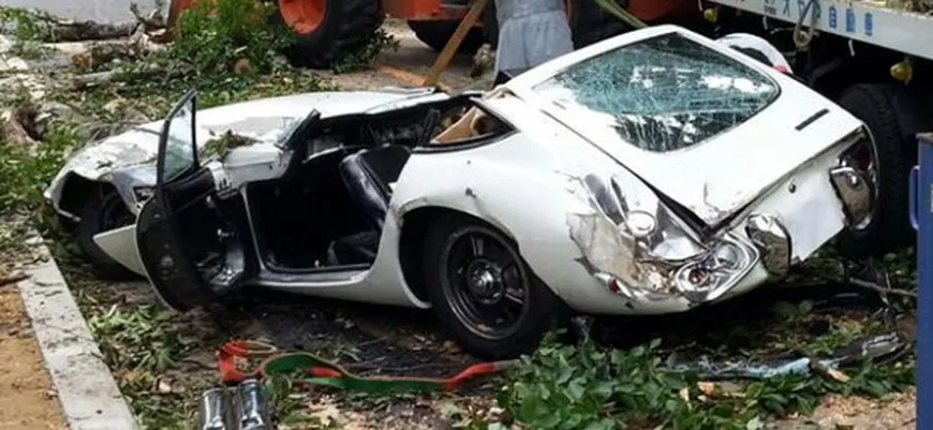 Toyota 2000GT: i danni provocati dalla caduta di un albero...