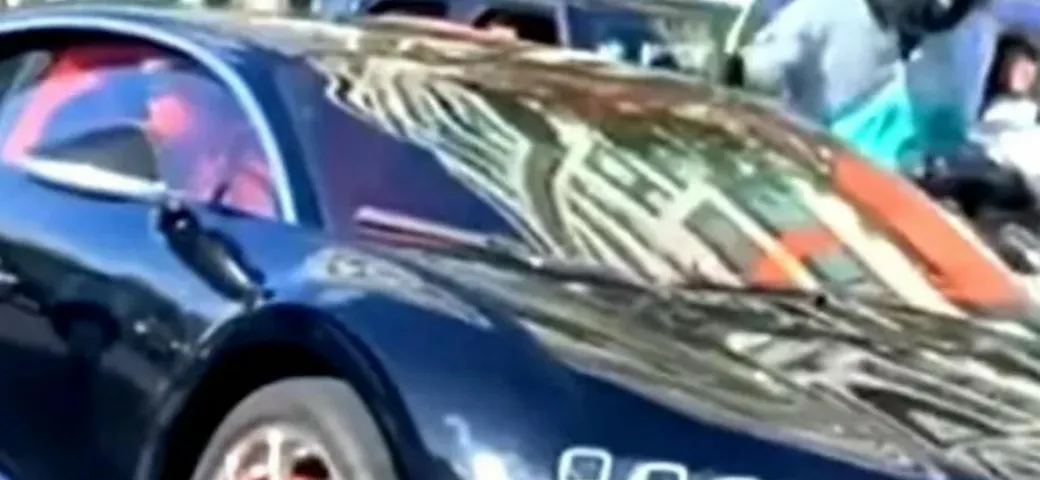 Bugatti Chiron presa a colpi di martello da uno scooterista [Video]