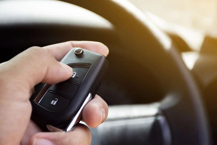 La chiave dell’auto può nascondere una funzione utilE: basta tenere premuto un pulsante