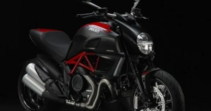 Ducati a Verona con l’intera gamma 2011 compresa la Desmosedici GP11 di Rossi e la Diavel “Diamond Black”