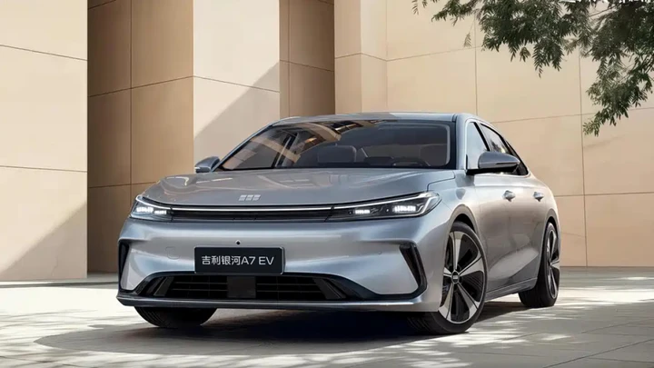 Geely, nuova berlina EV da 550 km di autonomia e prezzo di 12.000 euro
