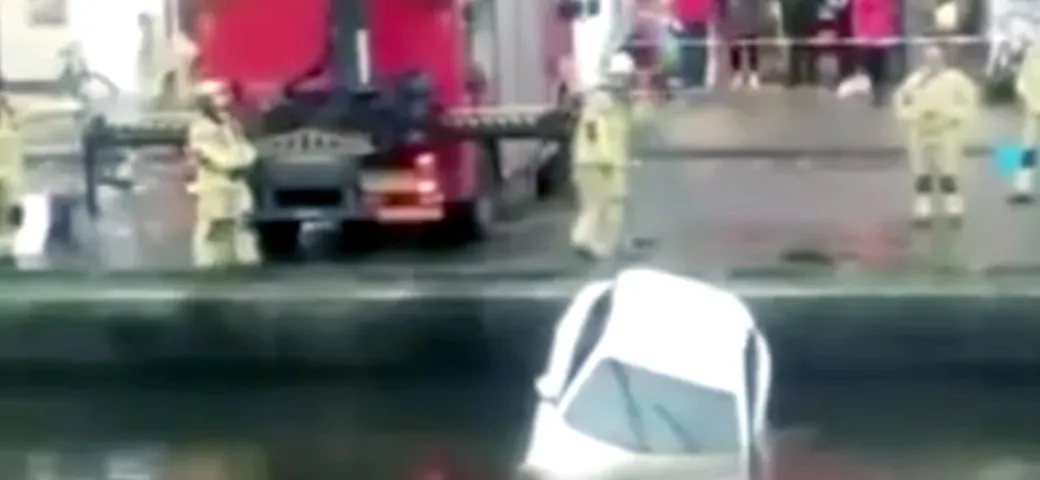 Auto nel canale: mamma e neonato in salvo