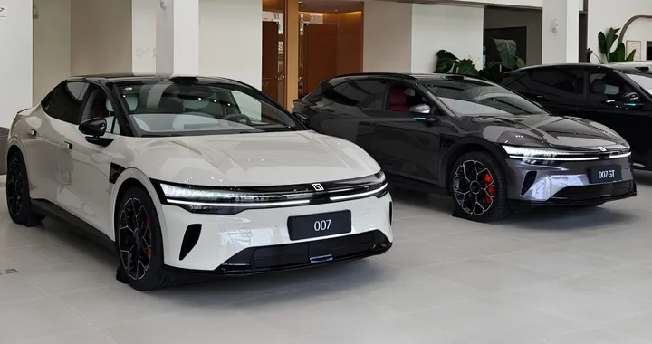 Zeekr lancia 007 e 7 GT con autonomia fino a 905 km