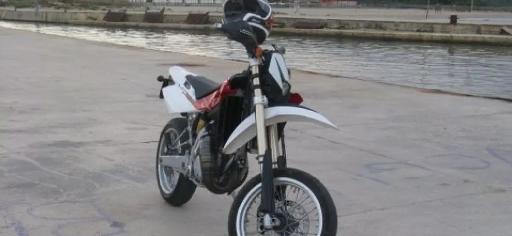 Foto del giorno: Husquarna SM125 al porto di foce varano