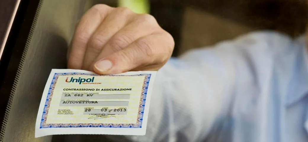 Assicurazione scaduta? Sosta vietata su strada pubblica!