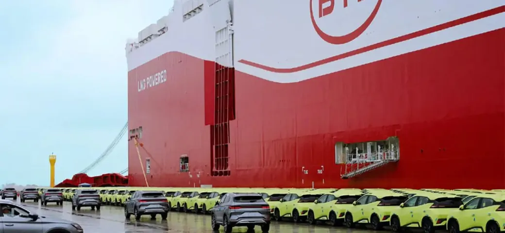 BYD, l'espansione non si arresta: due grandi navi portano le Dolphin Surf in Europa