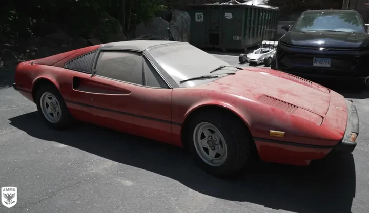 La storia commovente della Ferrari 308 GTSi rimasta ferma per 18 anni