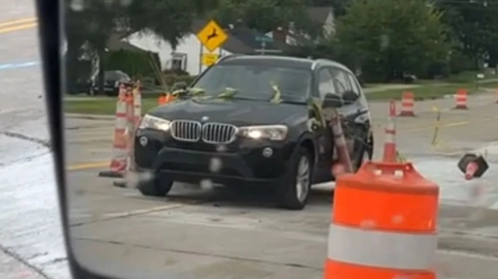 Con la BMW entra nell'area transennata e tira dietro tanti souvenir [Video]