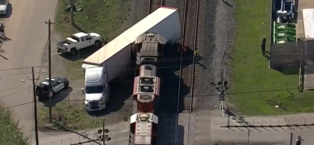 TIR con supercar colpito da un treno: distrutta una nuovissima SF90 Stradale
