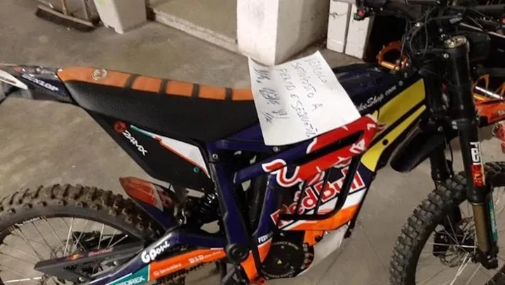 Moto elettrica, senza patente e casco: la lezione che costa cara a due ragazzi