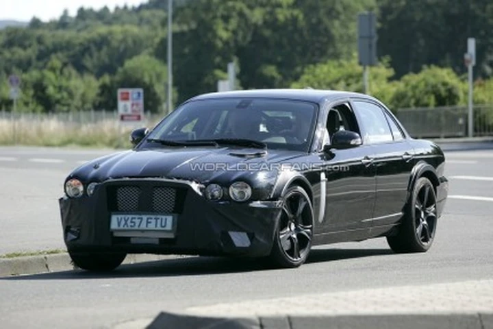 Jaguar XJ 2011 : foto spia