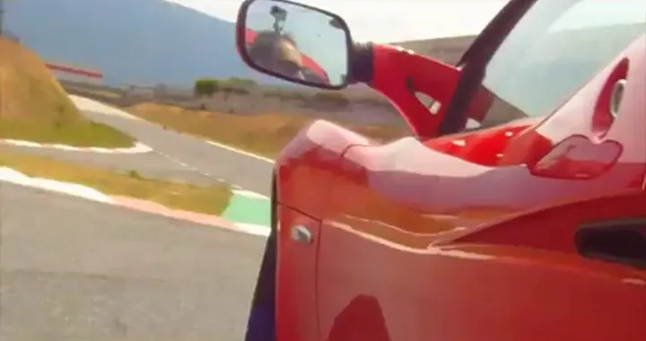 Lotus Elise Vs Husqvarna 511 SMR confronto in pista