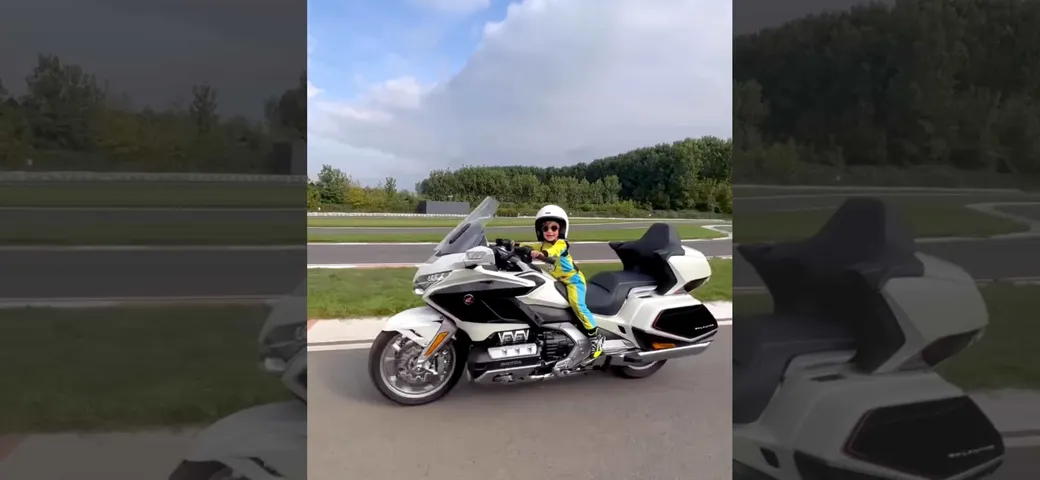 Zayn Sofuoglu (3 anni), figlio di Kenan, guida una Honda Gold Wing