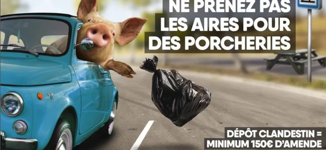 Un maiale lancia immondizia dalla Fiat 500: è polemica con il Belgio