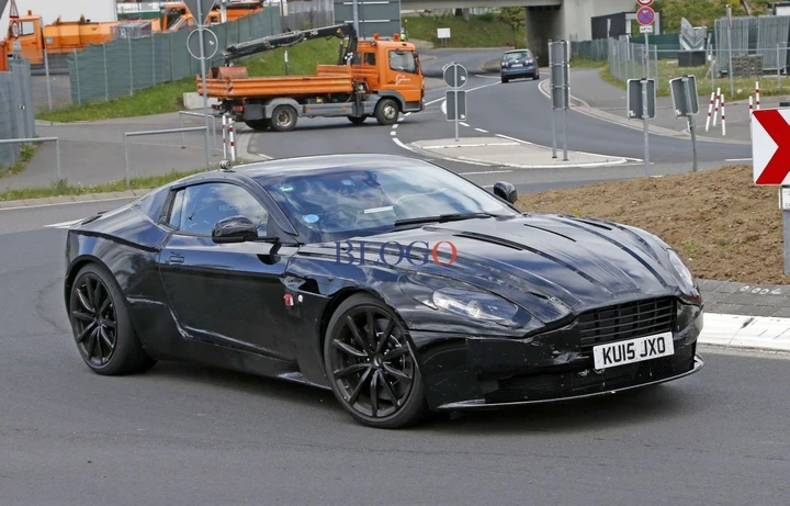 Nuove foto spia dell'Aston Martin DB11