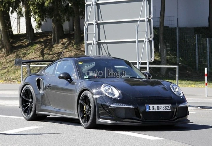Porsche 911 GT3 RS: foto spia dal Nurburgring