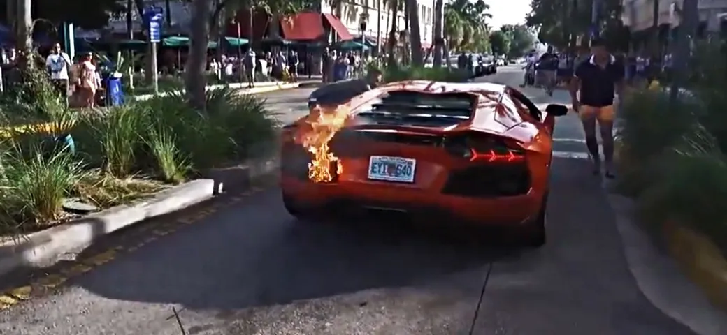 A fuoco una Lamborghini per le vie di Miami [Video]