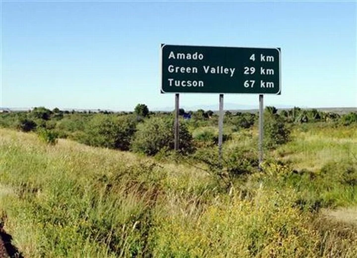 Le indicazioni stradali sulla Interstate 19 (Arizona) sono espresse in metri