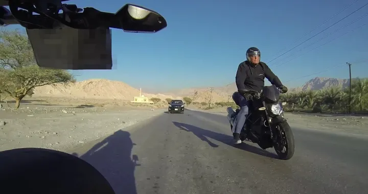 Frena e scivola su una macchia d'olio