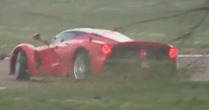 LaFerrari: Testacoda con Kimi Raikkonen in video