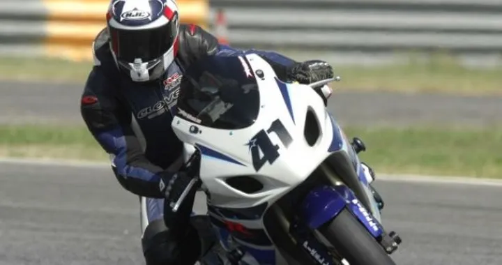Scatto in Corsa: Suzuki GSX-R 750 K5 ad Adria