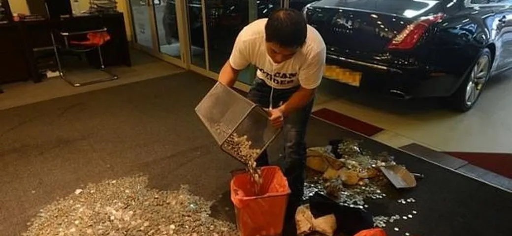 Va al concessionario di lusso e paga 19.000 dollari in monetine